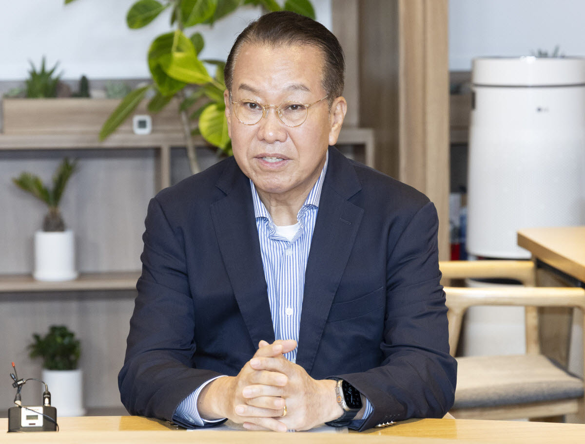 권영세 국민의힘 의원이 18일 서울시청 집무실에서 오세훈 서울시장과 면담하며 발언하고 있다.(사진=연합뉴스)