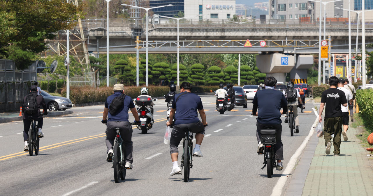 지난 20일 울산시 북구 현대자동차 울산공장 명촌정문에서 오전조 근무자들이 4시간 부분파업으로 일찍 퇴근하고 있다. 현대차 노조는 19일부터 이날까지 매일 4시간 부분파업하고, 21일에는 10년 만에 8시간 전면 파업에 들어갔다. (사진=연합뉴스)