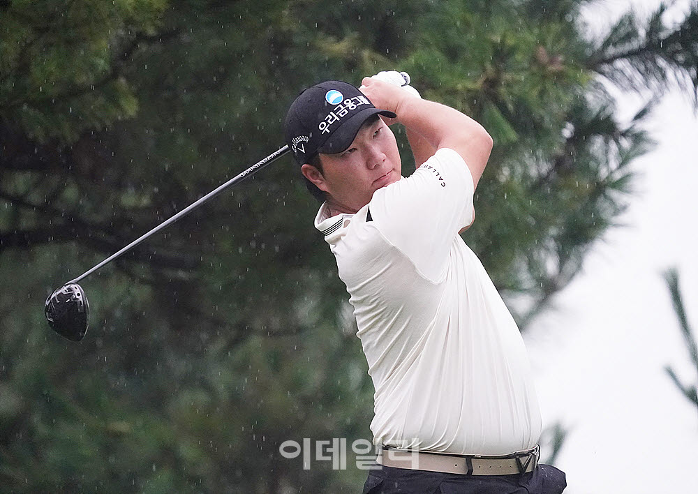 [포토] 타구 방향 살피는 문동현