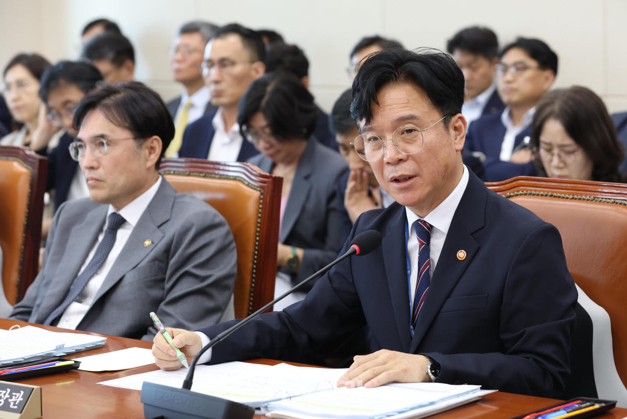 김영훈 고용노동부 장관이 12일 서울 여의도 국회에서 열린 기후에너지환경노동위원회 전체회의에서 질의에 답변하고 있다.(사진=이데일리 노진환 기자)