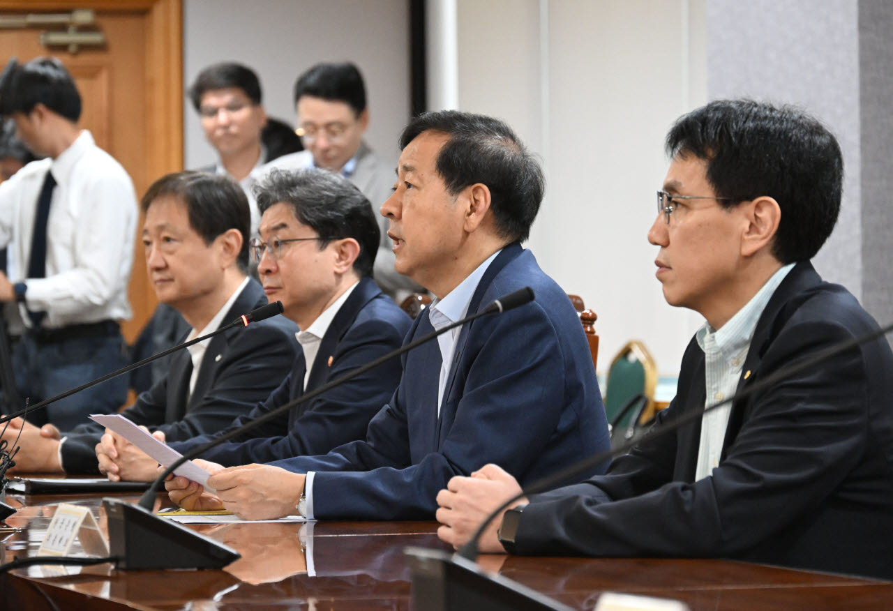 구윤철 부총리 겸 재정경제부 장관이 21일 서울 중구 은행회관에서 열린 시장상황점검회의에서 모두발언을 하고 있다. 왼쪽부터 이찬진 금융감독원장, 이억원 금융위원장, 구 부총리, 박종우 한국은행 부총재보. (사진=재정경제부)