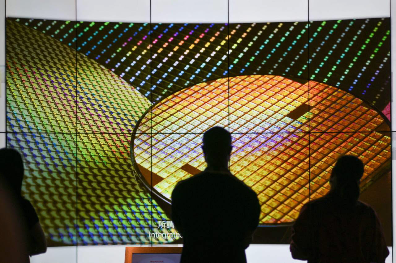 대만 신주 과학단지에 있는 TSMC 혁신박물관에서 관람객들이 웨이퍼를 보고 있다. (사진=연합뉴스)
