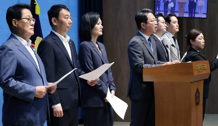 김승원 법제사법위원회 여당 간사를 비롯한 여당 소속 법사위원들이 21일 국회 소통관에서 조희대 대법원장의 사퇴를 촉구하는 기자회견을 하고 있다. (사진=연합뉴스)