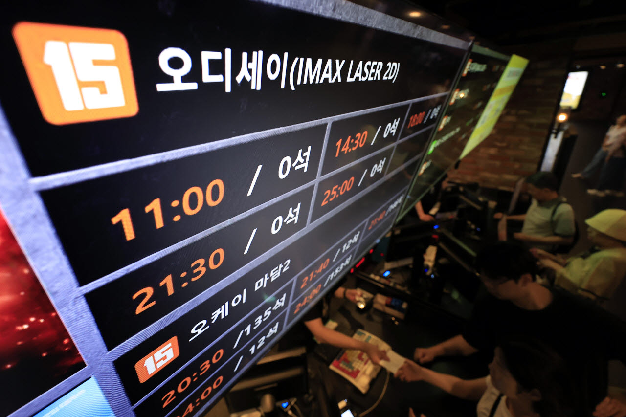 서울 용산구 CGV아이파크몰을 찾은 관람객이 영화 티켓을 구입하고 있다. 영화 '오디세이'의 아이맥스 상영관이 모두 매진된 모습.(사진=뉴스1)