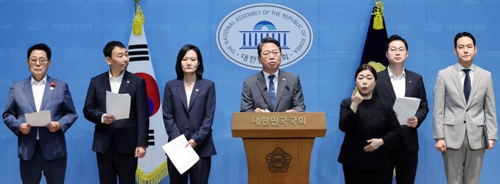김승원 법제사법위원회 여당 간사를 비롯한 여당 소속 법사위원들이 21일 국회 소통관에서 조희대 대법원장의 사퇴를 촉구하는 기자회견을 하고 있다. (사진=연합뉴스)