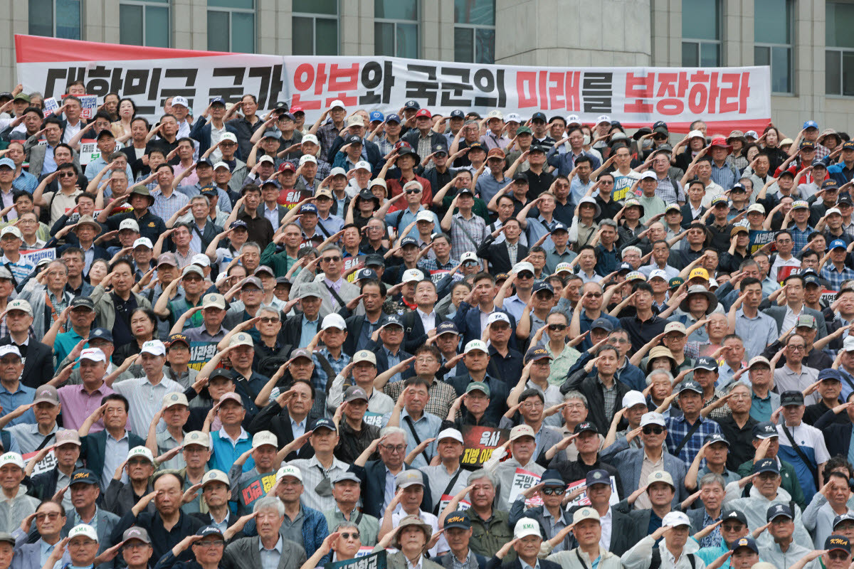 지난 7월 8일 국회 본청 앞 계단에서 국민의힘 한기호·임종득 의원이 육·해·공군사관학교 총동창회, 육사 사관생도 학부모 모임과 함께 연 육·해·공군사관학교 통폐합 및 육군사관학교 지방 이전 반대 총궐기 대회에서 참석자들이 국기에 경례하고 있다. (사진=연합뉴스)
