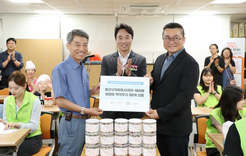 김경대(가운데) 용산구청장이 20일 '어린이 김장나눔 봉사활동 전달식'에 참석하고 있다. (사진=용산구)