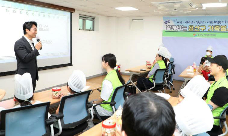 김경대 용산구청장이 어린이 김장나눔 봉사활동 행사에 참석해 인사말을 하고 있다, (사진=용산구)
