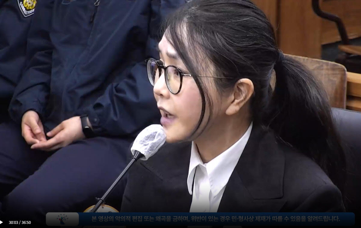 김건희 여사가 지난 4월 13일 서울 서초구 서울중앙지법 형사합의33부(이진관 부장판사) 심리로 열린 박성재 전 법무부 장관의 내란 중요임무 종사 혐의 사건의 속행 공판에 증인으로 출석해 증언하고 있다.(사진=서울중앙지법 제공)