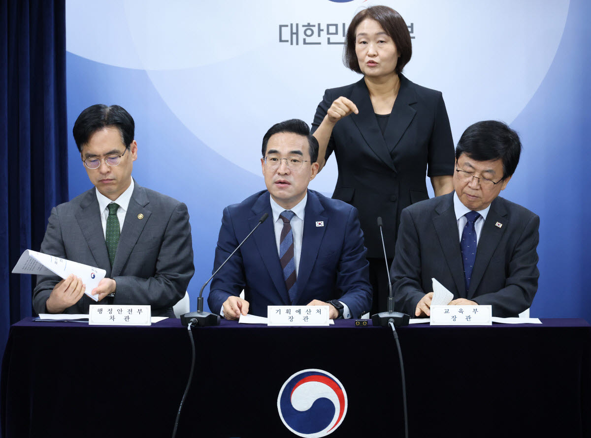 박홍근 기획예산처 장관(왼쪽에서 두번째)이 21일 서울 종로구 정부서울청사에서 지방교육재정교부금 개편 관계부처 합동브리핑을 하고 있다.(사진=연합뉴스)