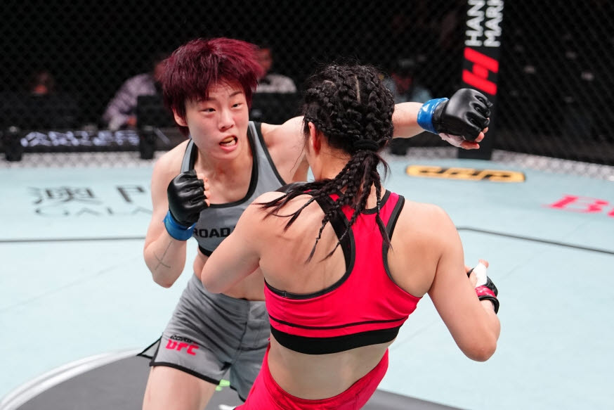 로드 투 UFC 시즌5 여성 스트로급 8강전에서 상대를 거세게 몰아붙이는 박보현. 사진=UFC