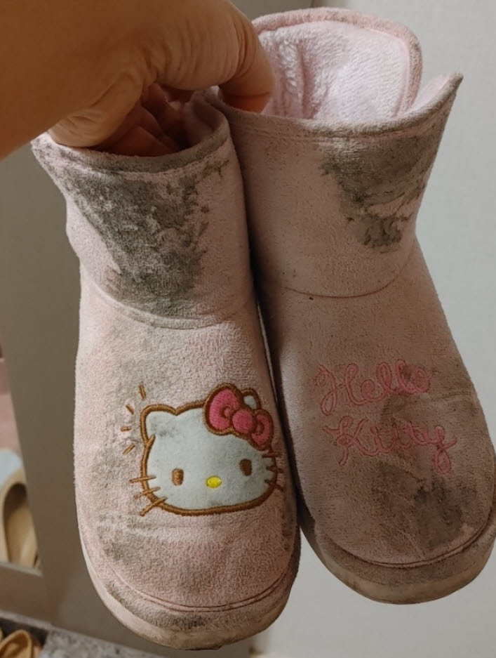 사고 당시 김양이 신고 있던 신발이다. 김양 측은 바퀴 자국이 이렇게 선명한데 어떻게 사고를 모를 수 있냐고 주장했다. (사진=연합뉴스)