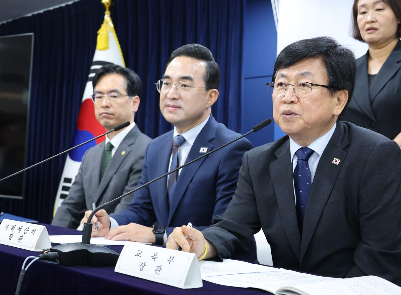 최교진 교육부 장관이 21일 서울 종로구 정부서울청사에서 지방교육재정교부금 개편 관계부처 합동브리핑에서 질문에 답하고 있다. (사진=연합뉴스)