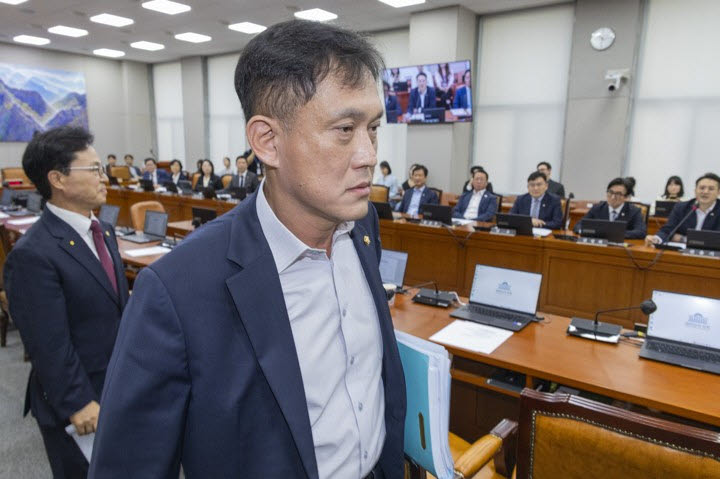국민의힘 김태규 의원(앞)이 지난달 7월 29일 국회에서 열린 국회 운영위원회 전체 회의에서 여당 의원들과 설전을 벌이다 퇴장하고 있다. (사진=연합뉴스)
