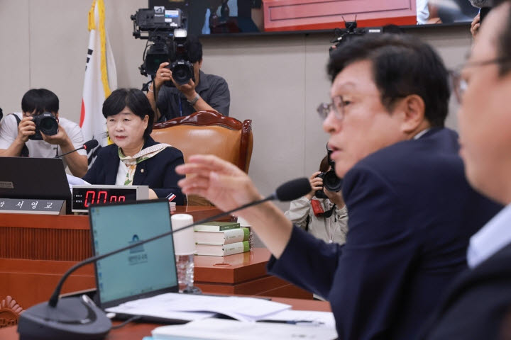 21일 국회 법제사법위원회 전체회의에서 야당 간사인 국민의힘 박형수 의원이 법무부 장관 대신 차관이 출석한 것과 관련해 의사진행 발언을 요청했지만 받아들여지지 않자 위원장인 더불어민주당 서영교 위원에게 항의하고 있다. (사진=연합뉴스)