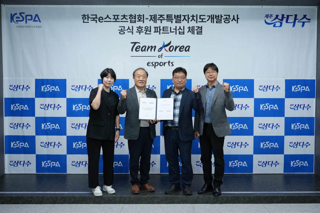 김영만 한국e스포츠협회 회장(왼쪽에서 두 번째)과 고훈 제주개발공사 마케팅총괄 직무대행(왼쪽에서 세 번째)을 비롯한 관계자들이 21일 서울 마포구 한국e스포츠협회에서 열린 공식 후원 협약 체결식에서 기념촬영을 하고 있는 모습.