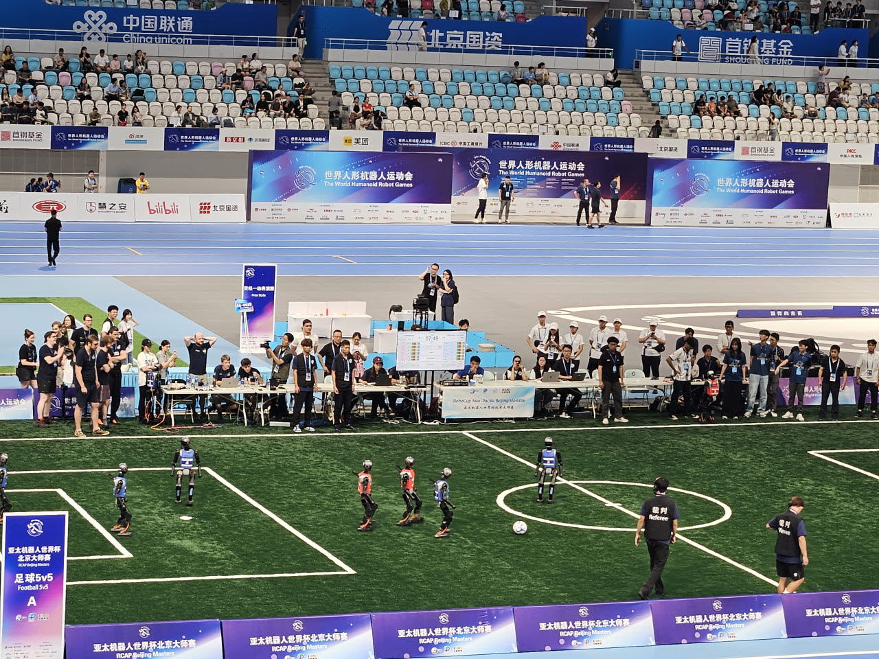 지난해 8월 15일 중국 베이징에서 열린 베이징 국가스피드스케이팅장에서 세계 휴머노이드 로봇 게임(WHRG) 중 로봇 축구 경기가 열리고 있다. (영상=이데일리 이명철 특파원)
