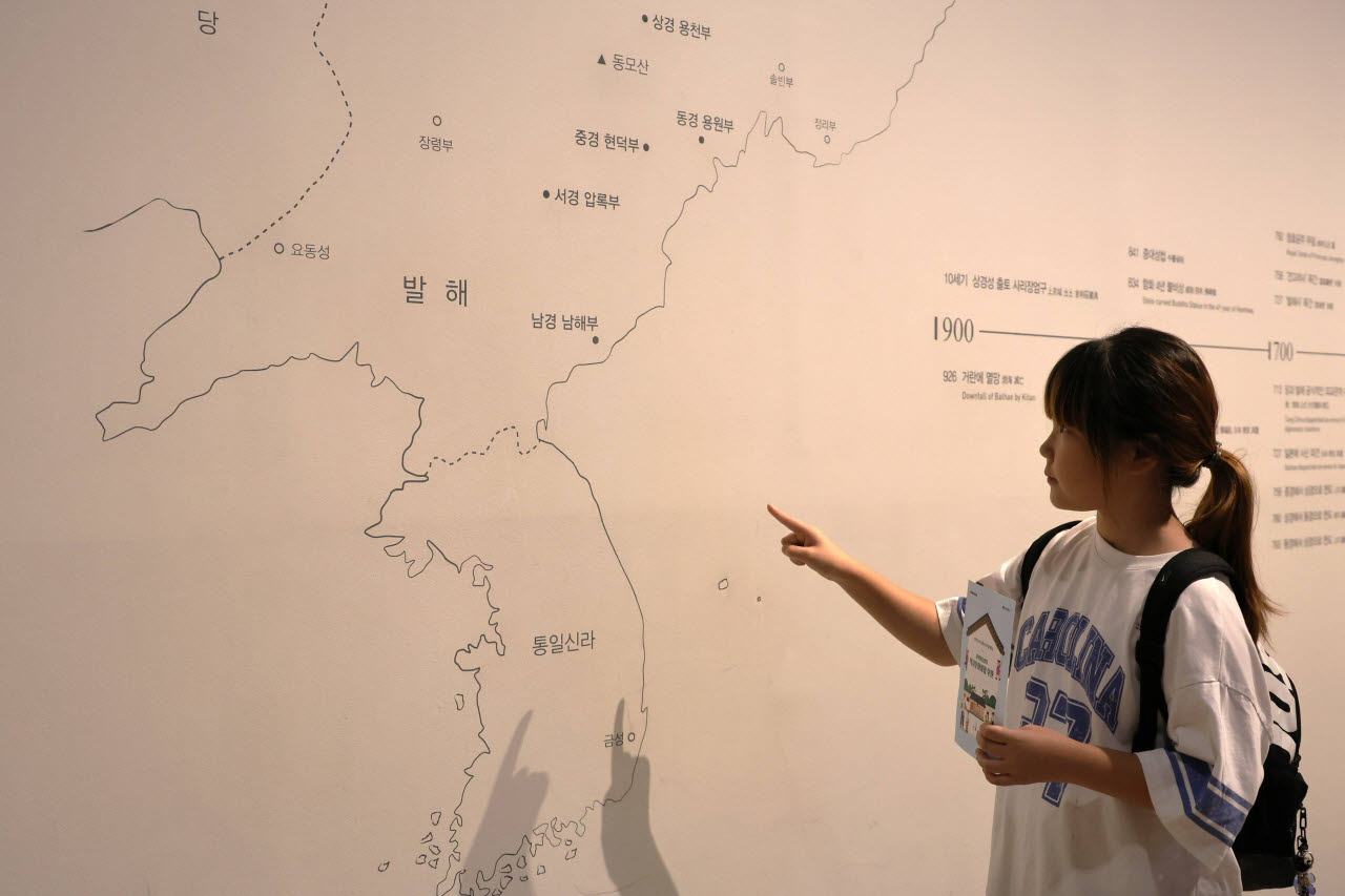 18일 스타벅스 코리아의 역사·문화 현장 체험학습에 참석한 한 어린이가 전시를 관람하고 있다. 스타벅스 코리아