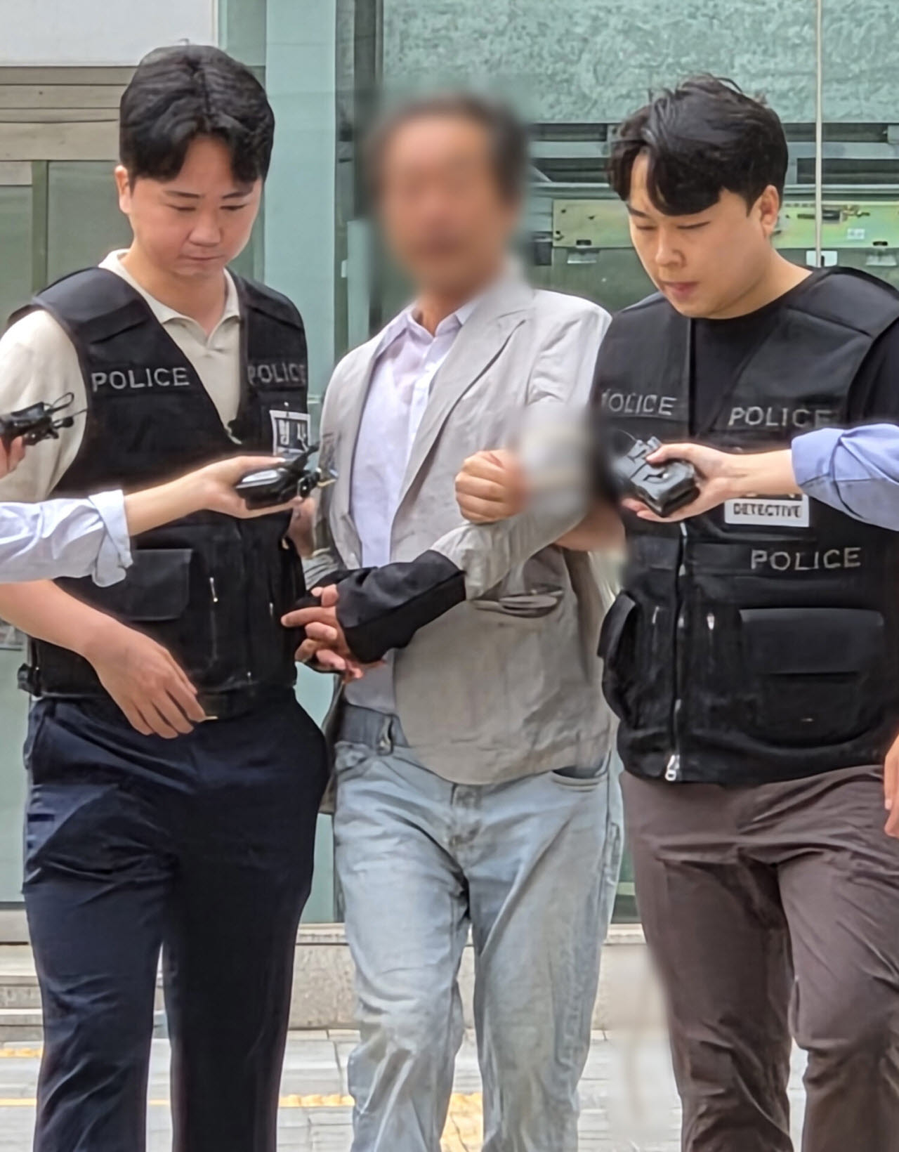 국회 국정조사특별위원회(국조특위)의 현장조사를 방해한 혐의를 받는 60대 남성이 구속 전 피의자 심문(영장실질심사)에 출석하고 있다. (사진=뉴시스)
