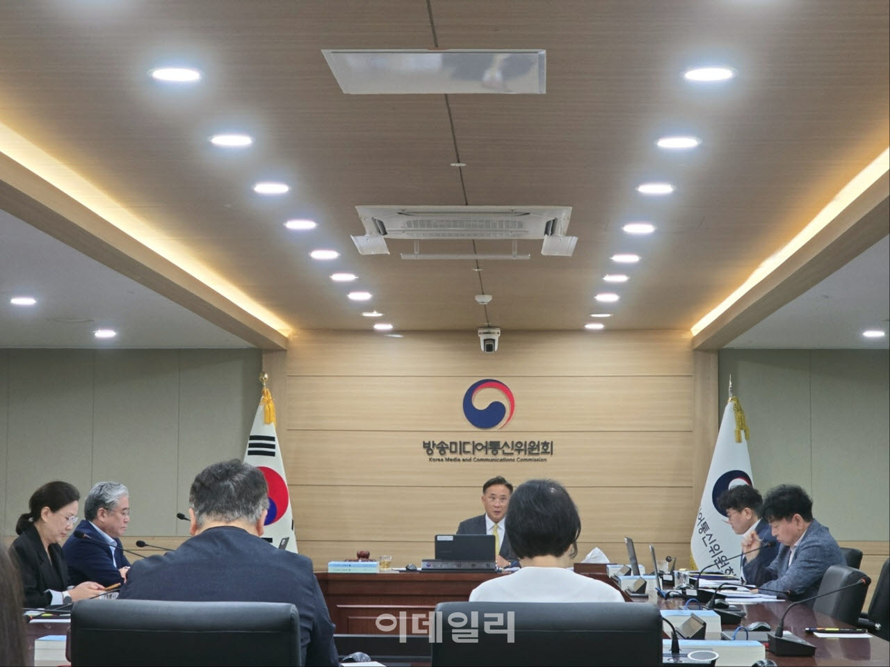 방미통위는 21일 전체회의에서 유진이엔티의 YTN 최다액출자자 변경 승인 처분 취소 여부의 건 논의를 위한 청문의 건을 세 번째 의결 안건으로 상정했다. 이 안건은 김종철 위원장이 취소 관련 의견서를 제출한 이력이 있는 것을 감안해 회피하고, 고민수 부위원장이 위원장 직무대행을 맡아 회의를 진행했다.(사진=윤정훈 기자)