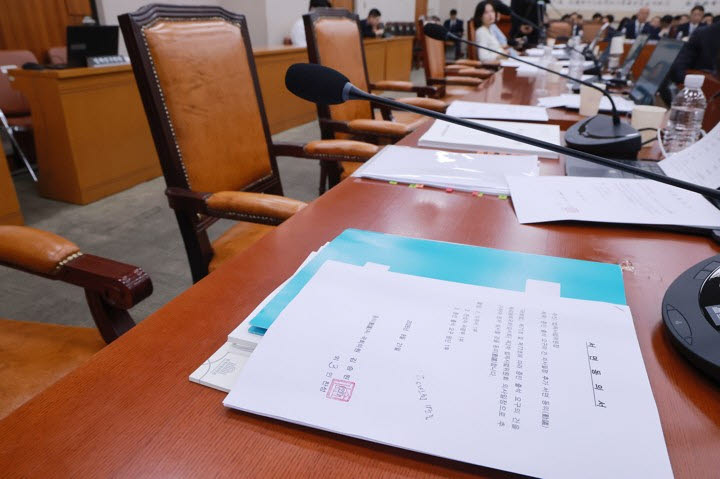 21일 국회 법제사법위원회 전체회의에서 국민의힘 법사위원들이 조희대 대법원장과 노경필 법원행정처장에 대한 증인 출석 요구의 건 처리에 반대하며 퇴장해 자리가 비어 있다. 국민의힘 법사위원 자리에 증인 출석 요구의 건 의사일정 추가 서면 동의(動議)서가 놓여 있다. (사진=연합뉴스)