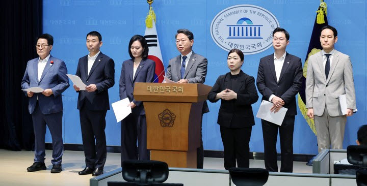 김승원 법제사법위원회 여당 간사를 비롯한 여당 소속 법사위원들이 21일 국회 소통관에서 조희대 대법원장의 사퇴를 촉구하는 기자회견을 하고 있다. (사진=연합뉴스)