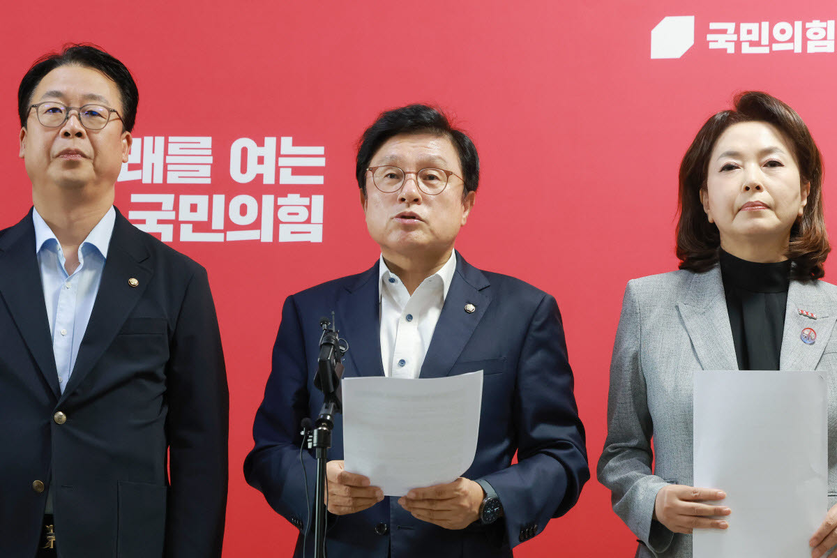 국회 법제사법위원회 야당 간사인 국민의힘 박형수 의원 등 국민의힘 법사위원들이 21일 국회에서 이날 법사위가 여권 주도로 조희대 대법원장·노경필 법원행정처장에 대한 증인 출석 요구의 건을 의결한 것, 현안 질의 일정을 잡은 것 등과 관련해 기자회견하고 있다. (사진=연합뉴스)