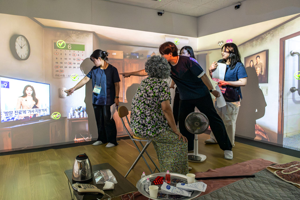 20일 DHC글로컬러닝센터 BLIS(블리스)룸에서 대구보건대와 일본 구마모토 보건과학대 학생들이 표준화 환자의 낙상 위험요인을 찾고 있다.(사진=대구보건대)