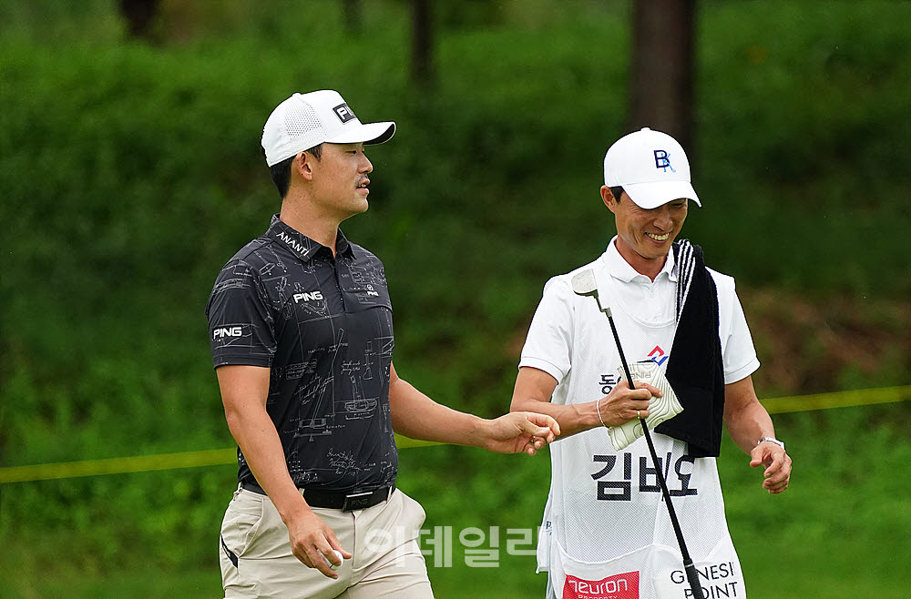 [포토] 김비오, 찰떡궁합 캐디와 함께