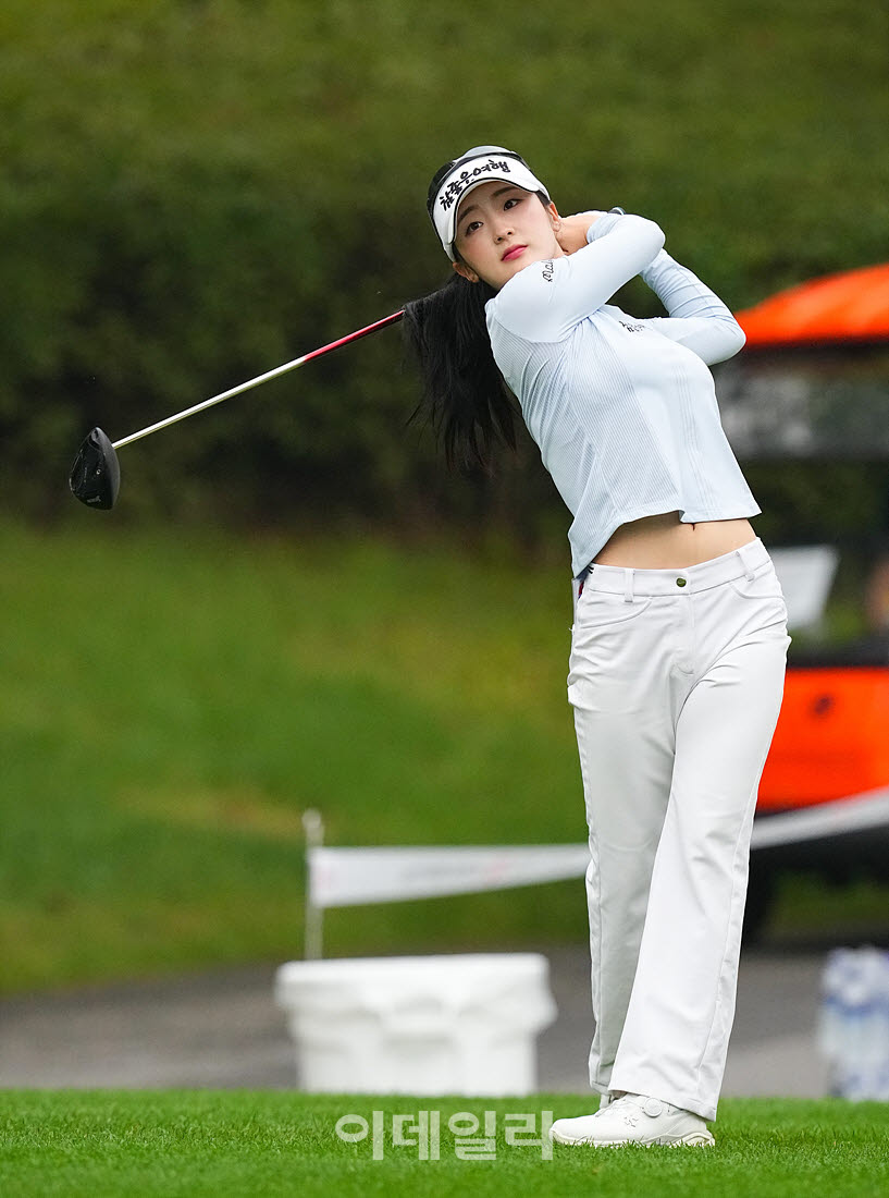 [이데일리 골프IN(포천)=조원범 기자]21일 BC카드 한경 제48회 KLPGA 챔피언십이 포천힐스CC에서 열린 가운데 양효리(참좋은여행)가 1번홀에서 티샷하고 있다.