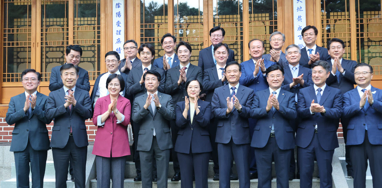 한성숙 국무총리가 21일 서울 종로구 삼청동 국무총리 서울공관에서 열린 주택공급 관련 서울 구청장 간담회에 앞서 참석자들과 기념촬영을 하고 있다.(사진=연합뉴스)