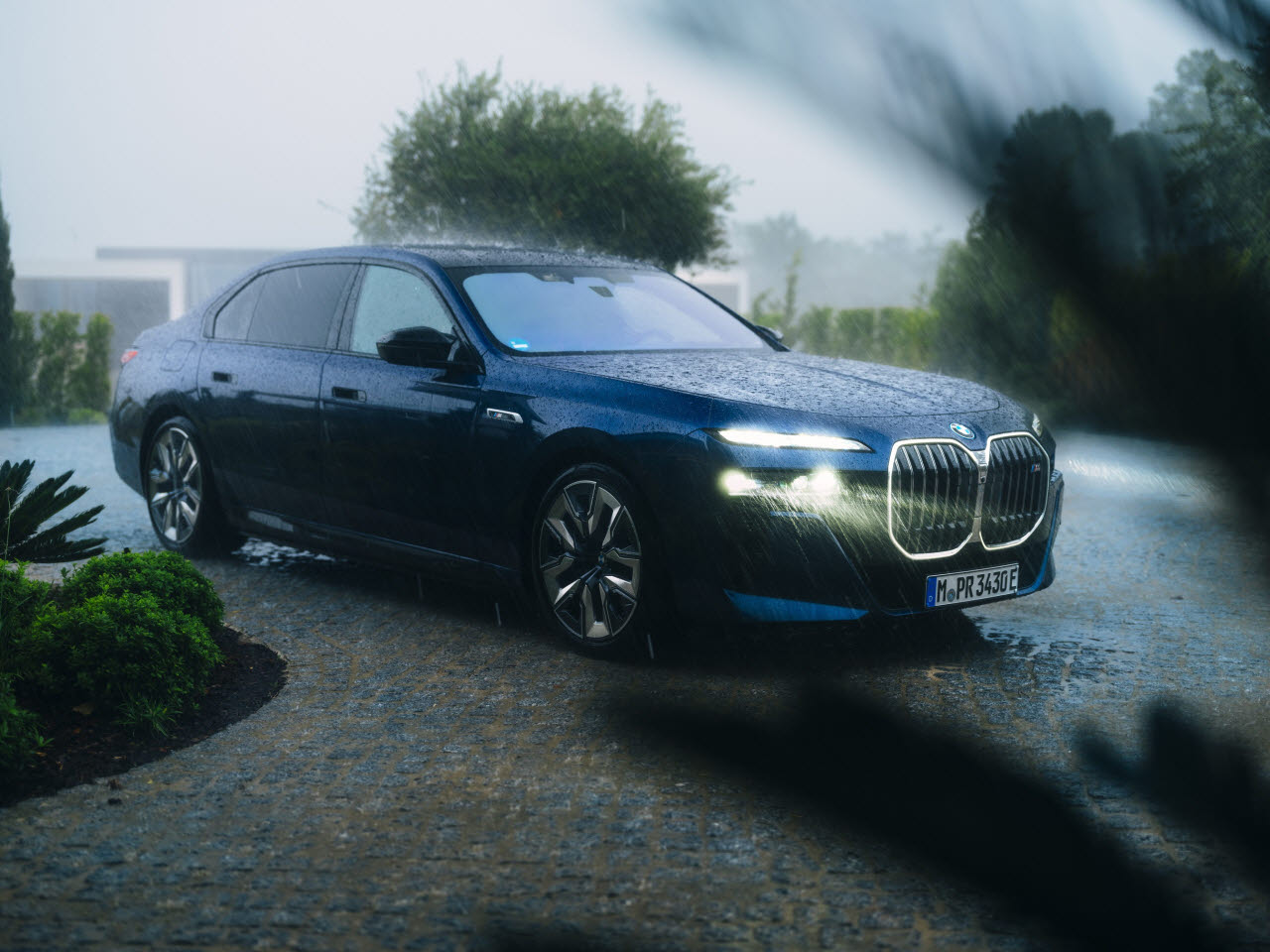 BMW 차량의 빗길 주행 모습. (사진=BMW그룹코리아)
