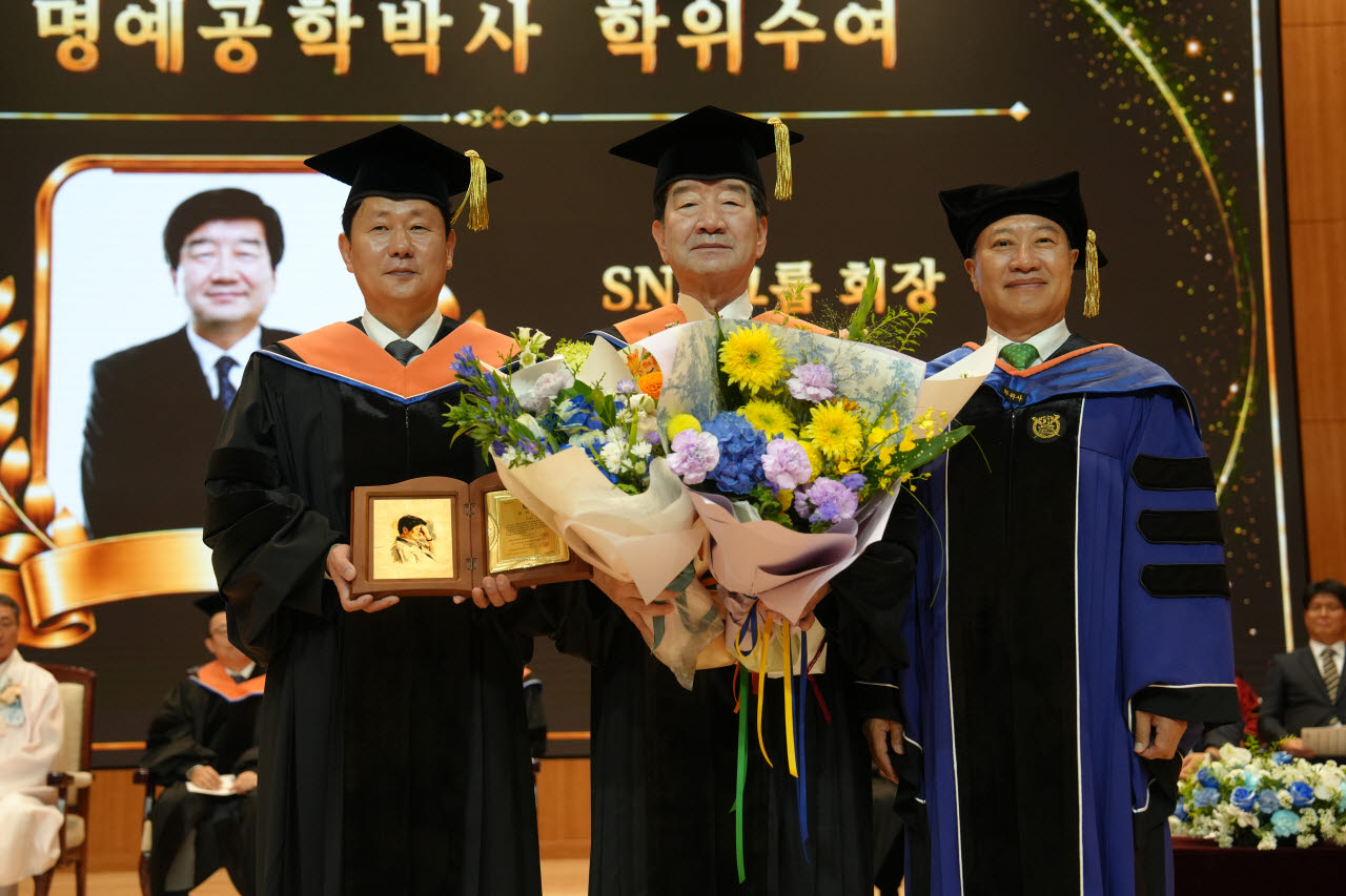 최평규 SNT그룹 회장(가운데)이 21일 국립창원대학교에서 명예공학박사 학위를 받은 후 기념촬영하고 있다. (사진=SNT그룹)