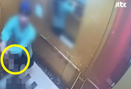 20대 남성 A씨가 승강기에서 40대 여성 B씨를 야구방망이로 폭행하고 있다. 두 사람은 일면식도 없으며 A씨는 본인이 사회에 품은 불만을 '묻지마 폭행'으로 분출했다. (사진=JTBC 캡처)