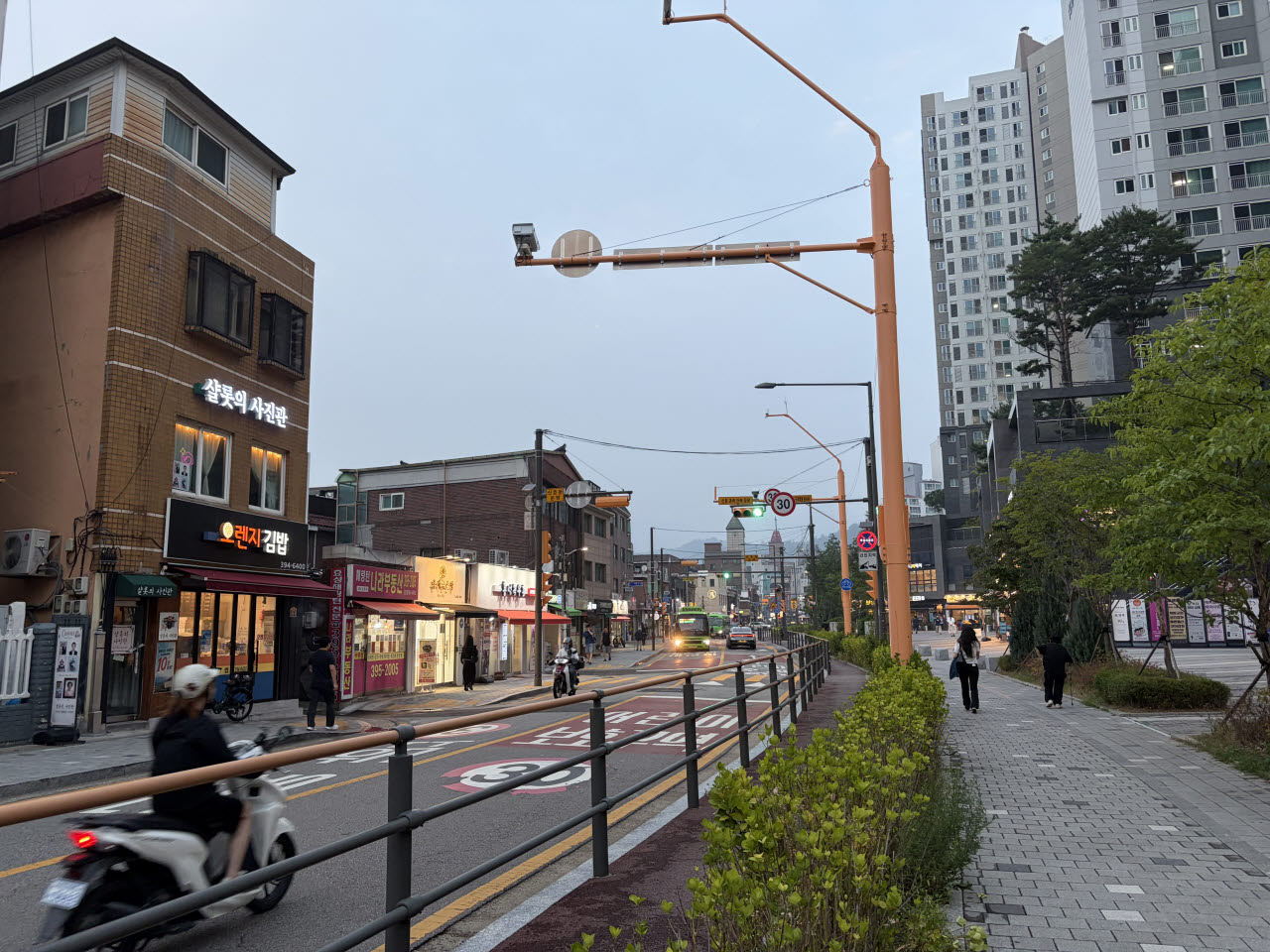 서울 서대문구 홍제동 홍제역해링턴플레이스 단지 앞으로 저층 상가가 밀집해 있다. (사진=정윤지 기자)