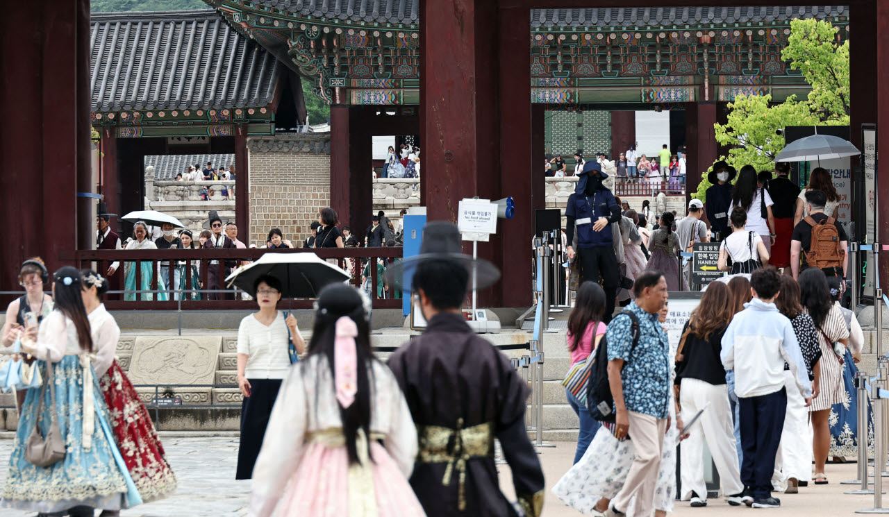 지난 17일 서울 광화문을 찾은 시민과 외국인 관광객들이 즐거운 시간을 보내고 있다. (사진=연합뉴스)