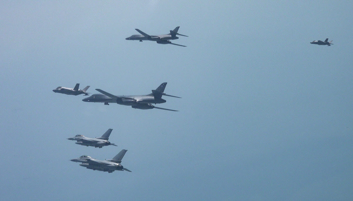 미국 B-1B 전략폭격기가 전개한 가운데 우리 공군의 F-35A, F-16 전투기와 미국의 F-16 전투기 등이 한미 연합공중훈련에 참여하고 있다. (사진=연합뉴스)