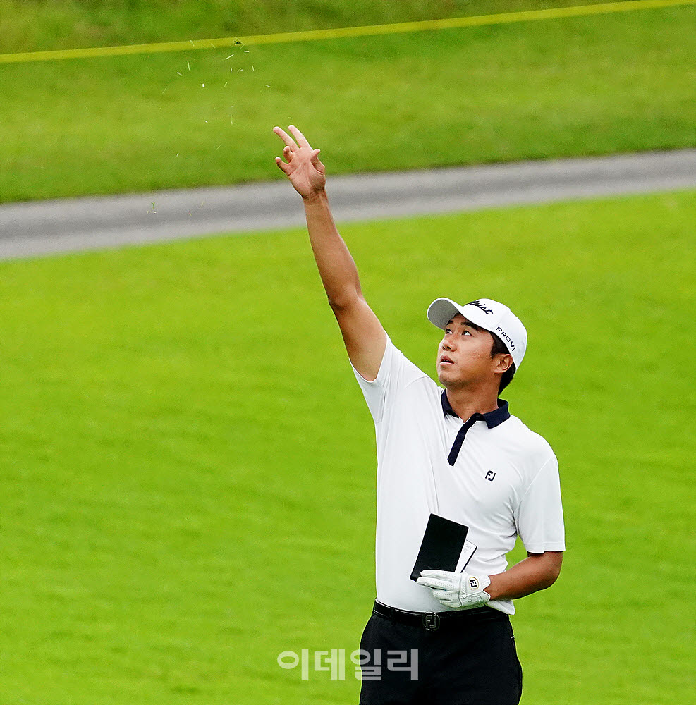 정재훈이 21일 열린 KPGA 투어 동아회원권 그룹 둘째 날 2라운드 경기 도중 바람의 방향을 확인하고 있다. (사진=이데일리 골프in 김상민 기자)