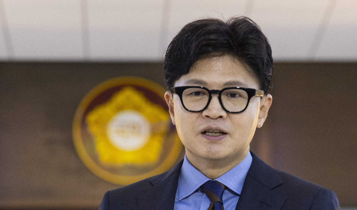 검찰 보완수사권 완전폐지 법안(형사소송법 개정안)이 여당 주도로 국회 본회의를 통과한 지난달 30일 오후, 무소속 한동훈 의원이 국회에서 형소법 개정안 통과 관련 입장을 밝히고 있다. (사진=연합뉴스)
