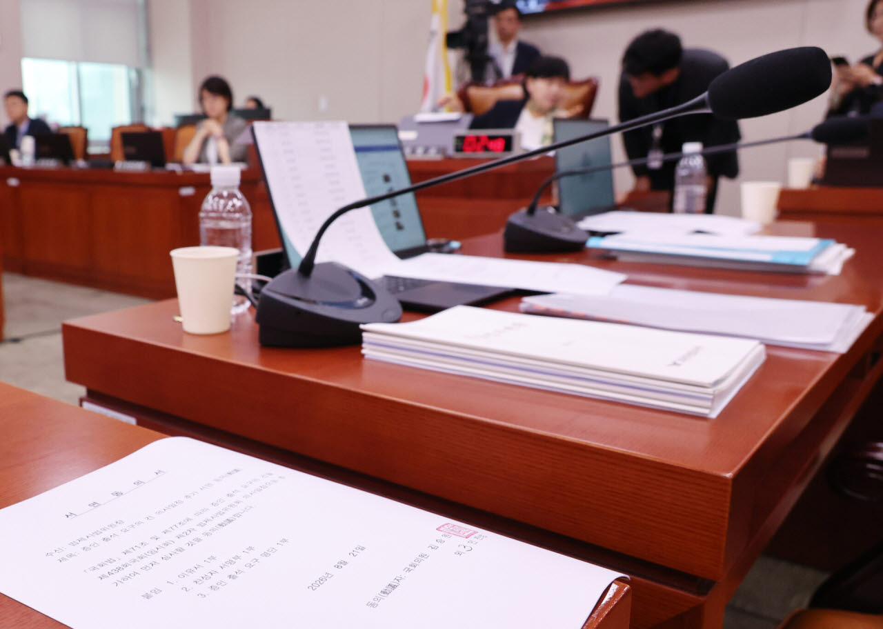 지난 21일 서울 여의도 국회 법제사법위원회의장에 퇴장한 국민의힘 의원의 자리에 김승원 더불어민주당 의원 등이 제출한 조희대 대법원장에 대한 증인 출석 요구의 건의 서면동의서가 놓여 있다. (사진=뉴시스)