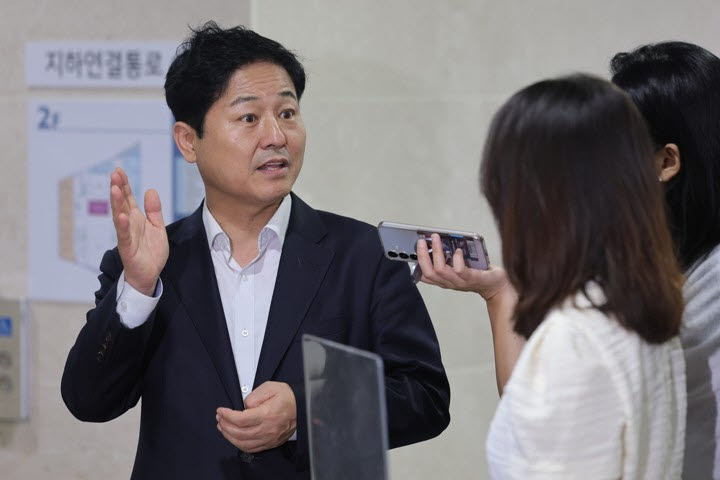 더불어민주당 서울시당위원장인 김영배 의원이 22일 국회 소통관에서 오세훈 서울시장과의 회동 관련 브리핑을 마친 뒤 취재진 질문에 답하고 있다.(사진=연합뉴스)