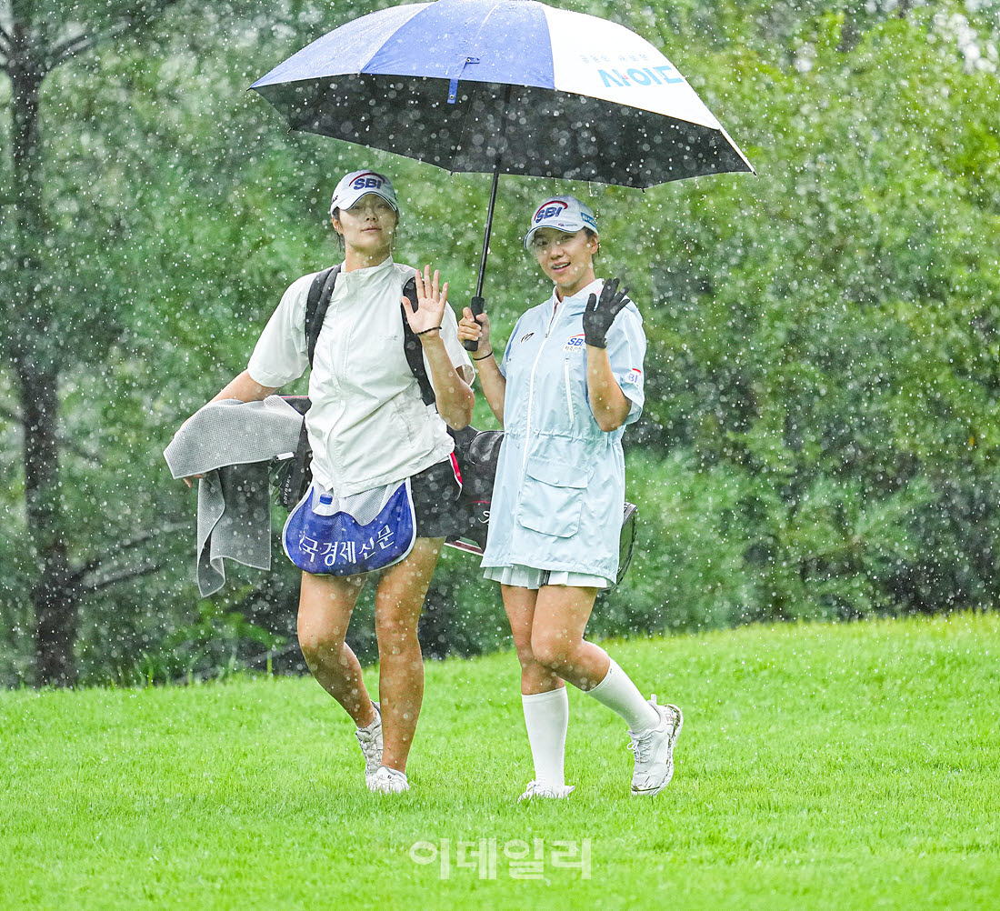 [이데일리 골프IN(포천)=조원범 기자]22일 경기도 포천에 위치한 포천힐스CC에서 'BC카드·한경 제48회 KLPGA 챔피언십'3라운드가 열린 가운데 강민진(SBI저축은행)이 1번홀에서 경기를 치르고 있다.