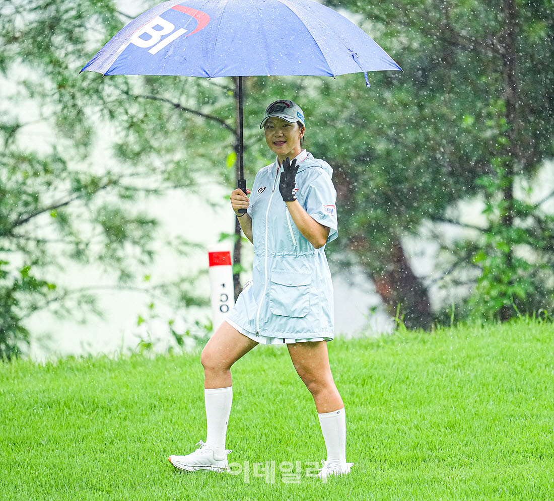 [이데일리 골프IN(포천)=조원범 기자]22일 경기도 포천에 위치한 포천힐스CC에서 'BC카드·한경 제48회 KLPGA 챔피언십'3라운드가 열린 가운데 강민진(SBI저축은행)이 1번홀에서 경기를 치르고 있다.