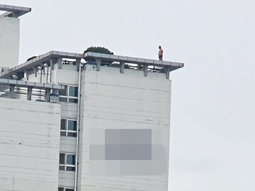 A씨가 지난 21일 의정부시 의정부동 한 건물 옥상에 올라가 소동을 벌이고 있는 모습. (사진=연합뉴스)