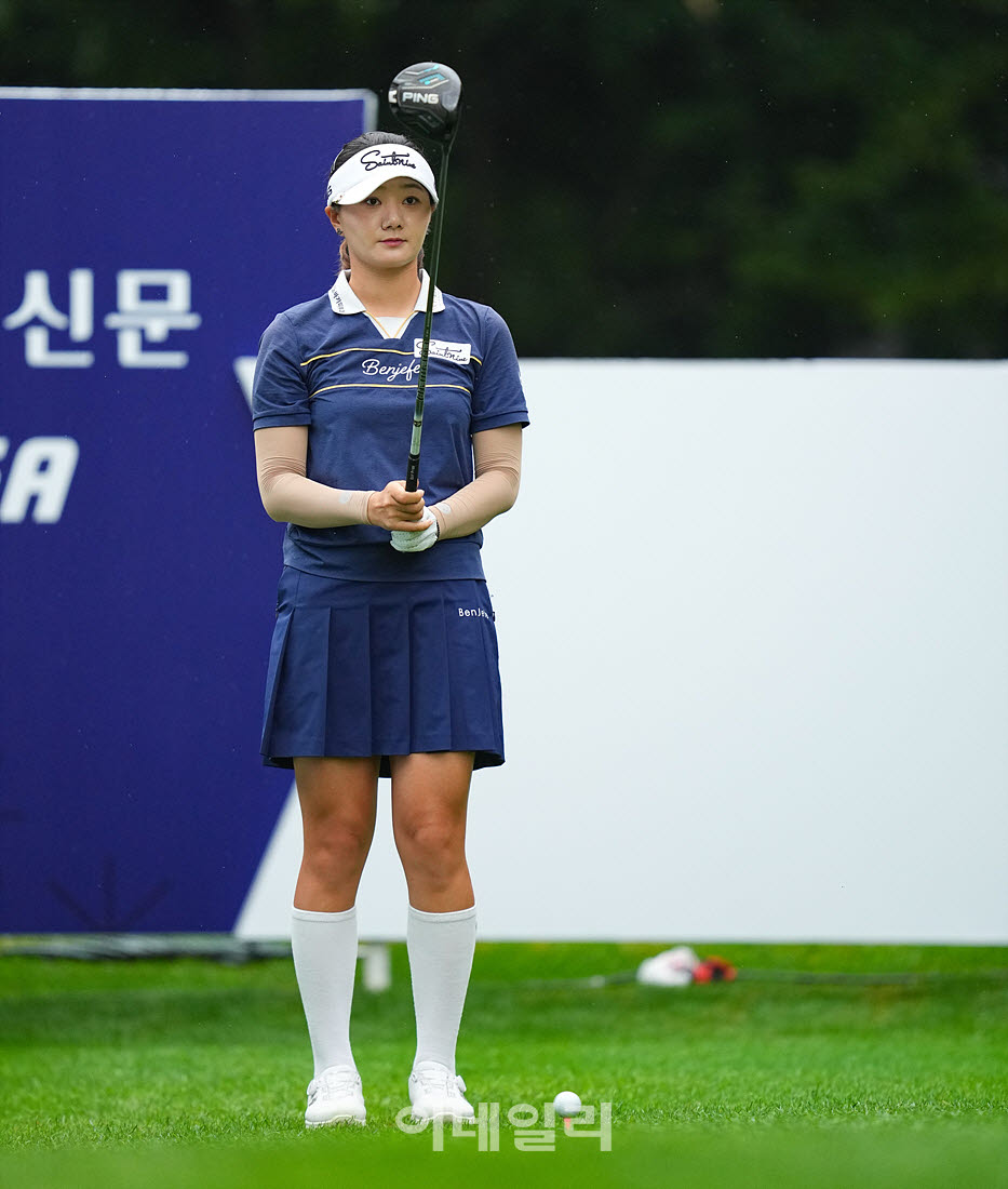 [이데일리 골프IN(포천)=조원범 기자]22일 경기도 포천에 위치한 포천힐스CC에서 'BC카드·한경 제48회 KLPGA 챔피언십'3라운드가 열린 가운데 김새로미(넥센그룹)가 1번홀에서 경기를 치르고 있다.