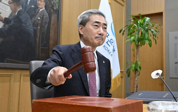 지난달 16일 신현송 한국은행 총재가 서울 중구 한국은행에서 열린 금융통화위원회 본회의에 참석해 의사봉을 두드리고 있다. (사진=한국은행)