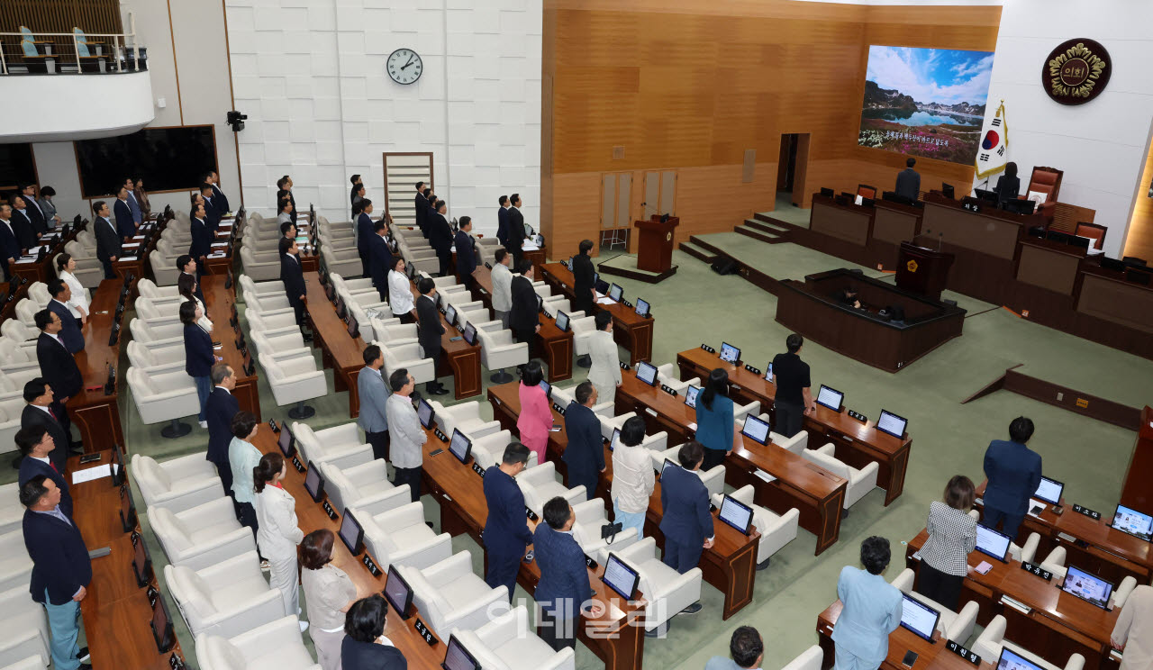 오세훈 서울시장과 정근식 서울시교육감을 비롯한 참석자들이 서울시의회에서 열린 제336회 정례회'에서 애국가를 부르고 있다.(사진=방인권 기자)