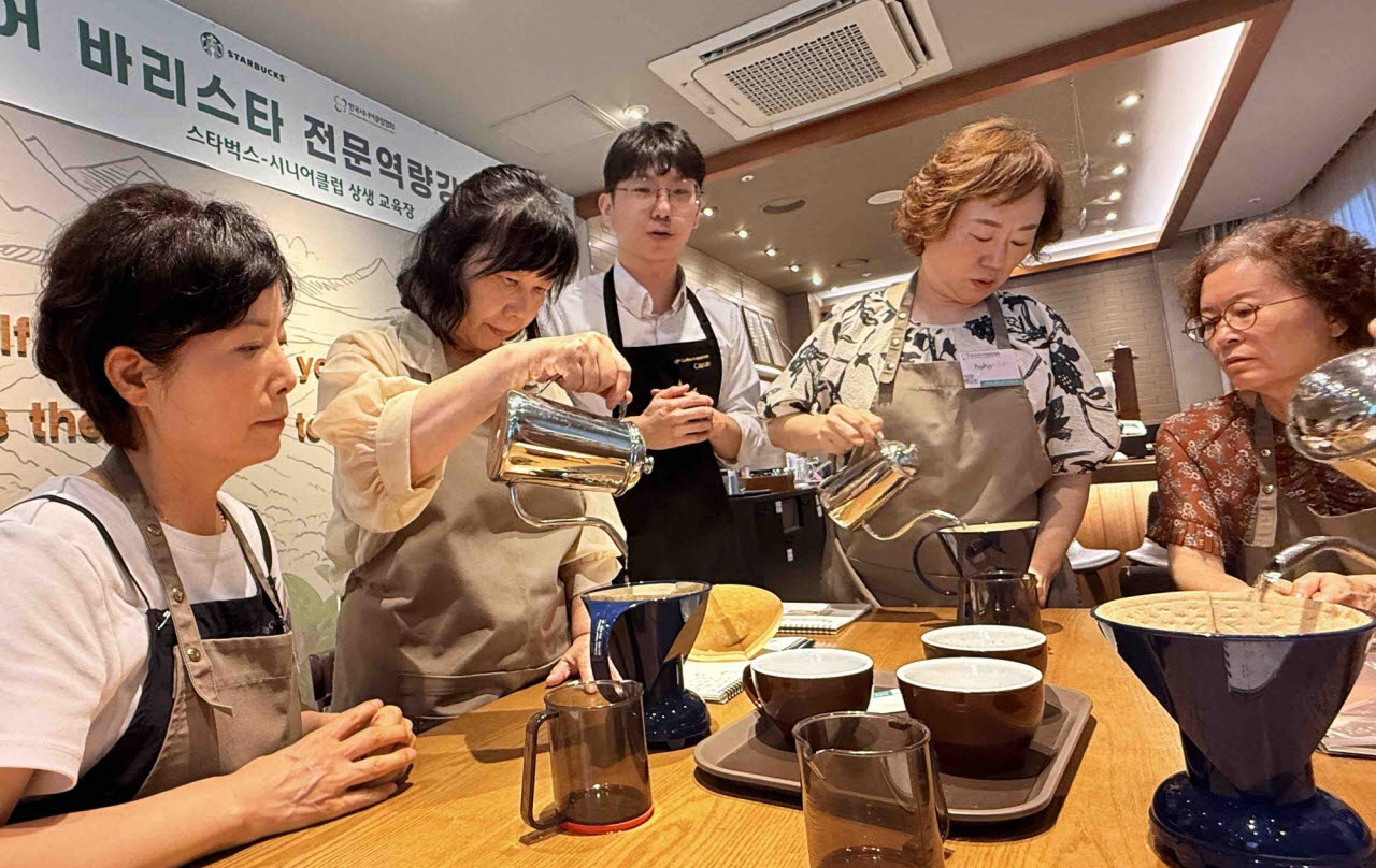 지난 20일 경기도 군포시에 위치한 스타벅스 상생 교육장에서 스타벅스 파트너가 어르신들을 대상으로 바리스타 교육을 진행하고 있는 모습.