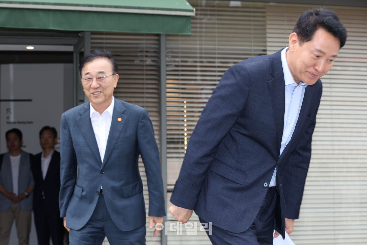 김윤덕 국토교통부 장관(왼쪽)과 오세훈 서울시장이 지난 20일 오전 서울 중구 달개비에서 주택공급 관련 회동을 마친 뒤 이동하고 있다. (사진=이영훈 기자)