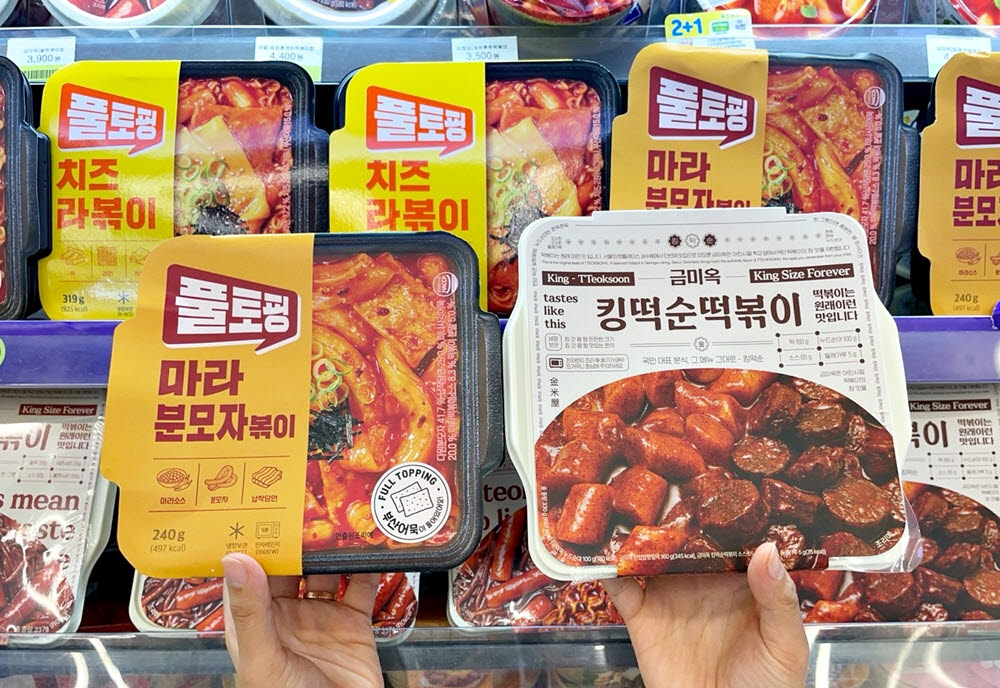 CU가 4900원의 합리적 가격에 다양한 토핑을 더한 1.5인분의 대용량 떡볶이를 연이어 출시한 가운데 소비자들로부터 큰 호응을 얻고 있다.